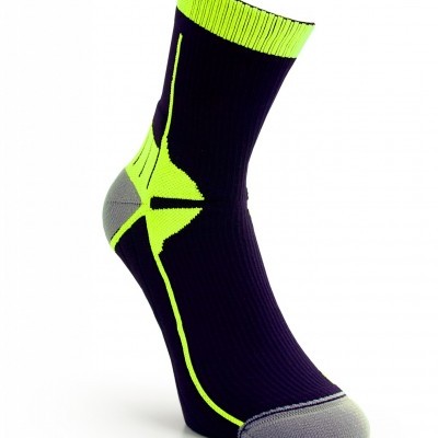 Meia desportiva preta com detalhes fluorescentes amarelo-verde e biqueira cinza