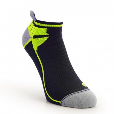 Meia desportiva curta preta com detalhes amarelo fluorescente e cinza