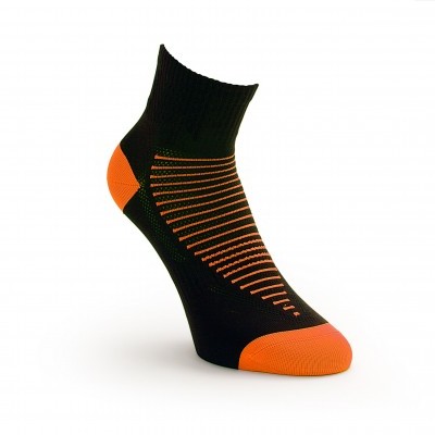 Meia desportiva preta com detalhes laranja