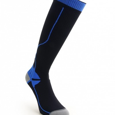 Meia desportiva preta com detalhes azuis e ponta cinzenta