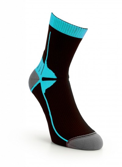 Meia desportiva preta com detalhes azuis e cinzentos num fundo branco