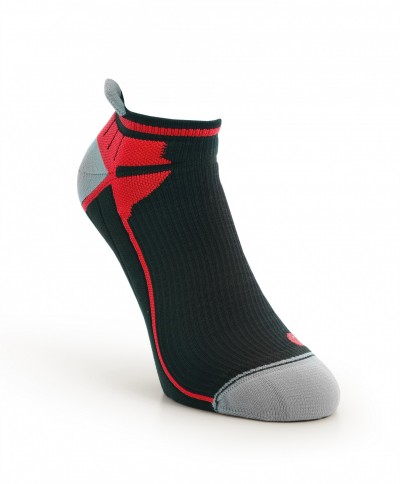 Meia desportiva preta com detalhes vermelhos e cinzentos
