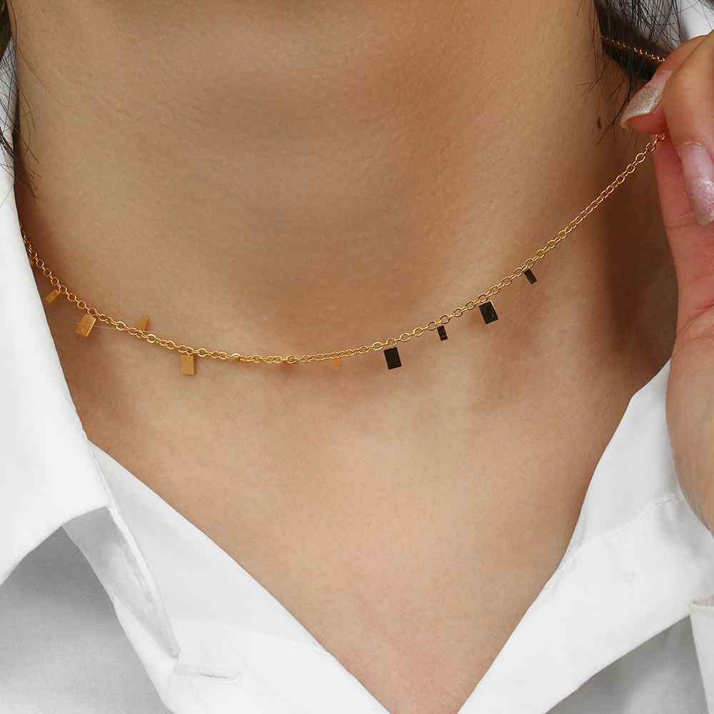 Colar dourado com pequenos pendentes retangulares