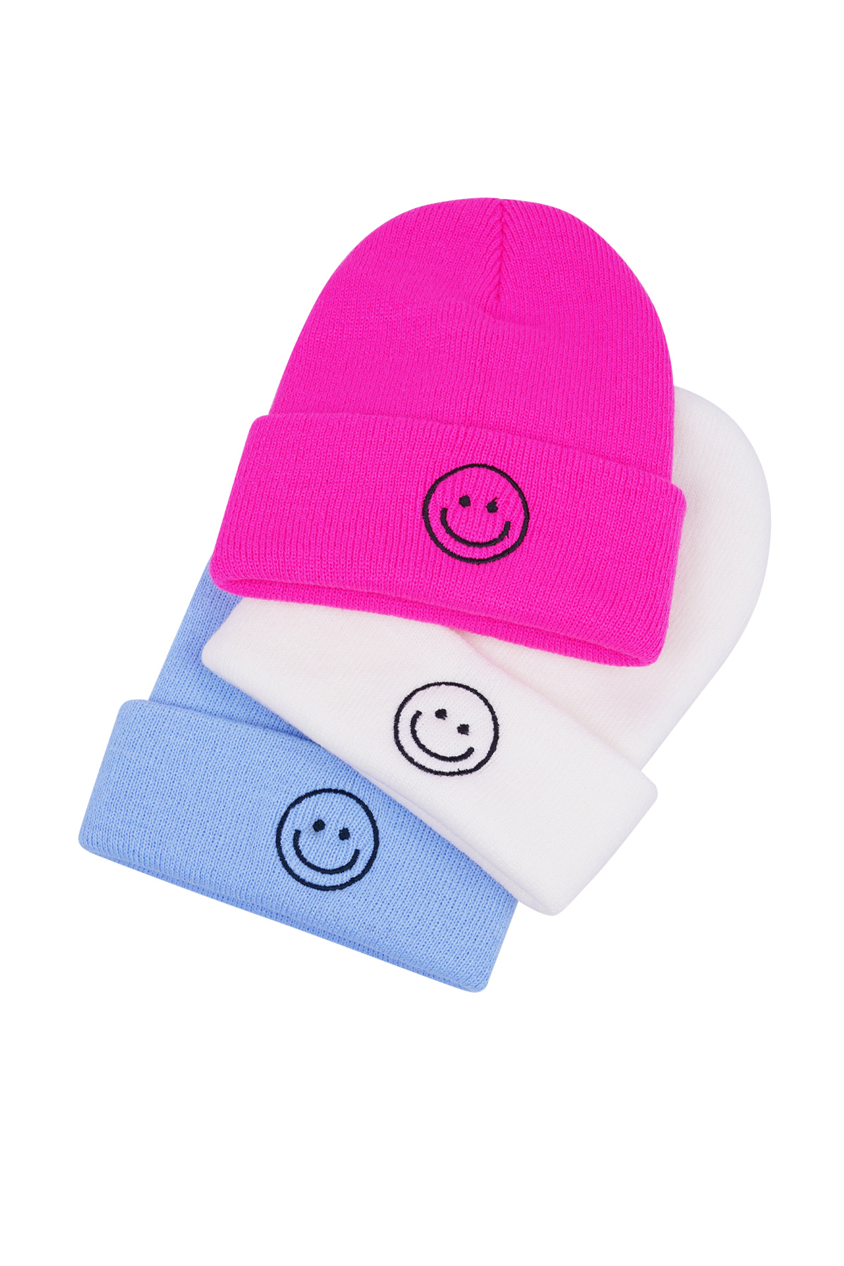 Três gorros de malha rosa choque, branco e azul claro com rosto sorridente bordado.