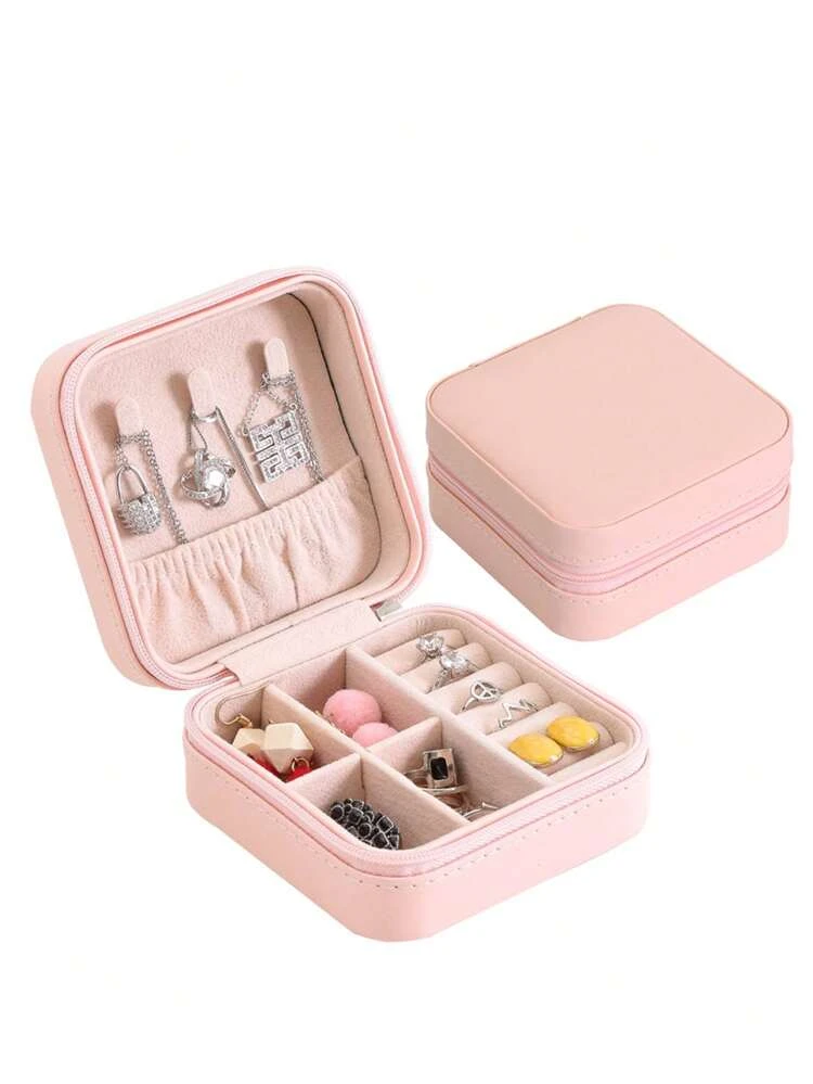 Caixa de joias rosa clara aberta e fechada, com brincos e anéis no interior