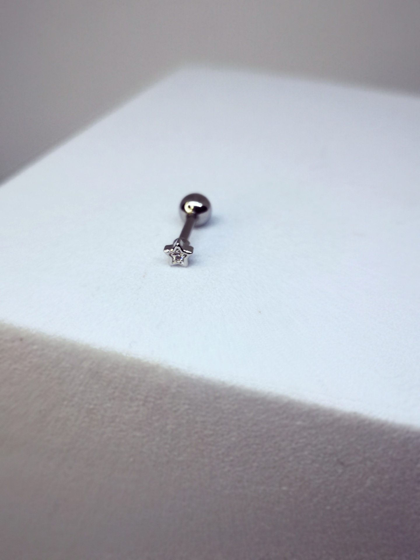 Brinco de aço inoxidável com barra reta e estrela