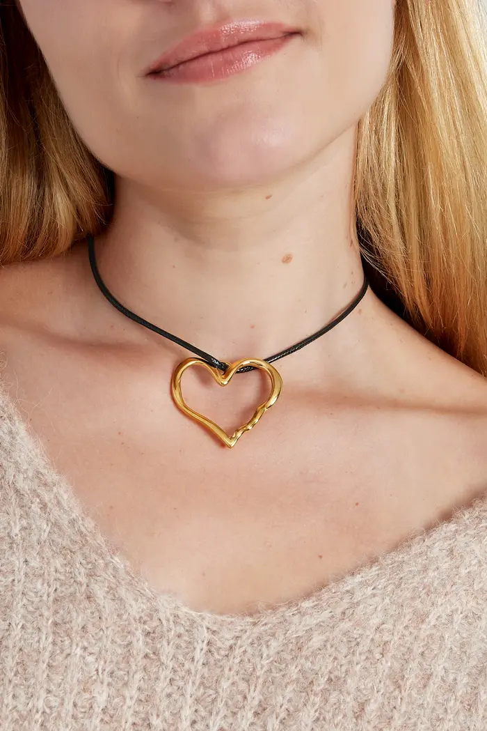 Colar choker com coração dourado e cordão preto