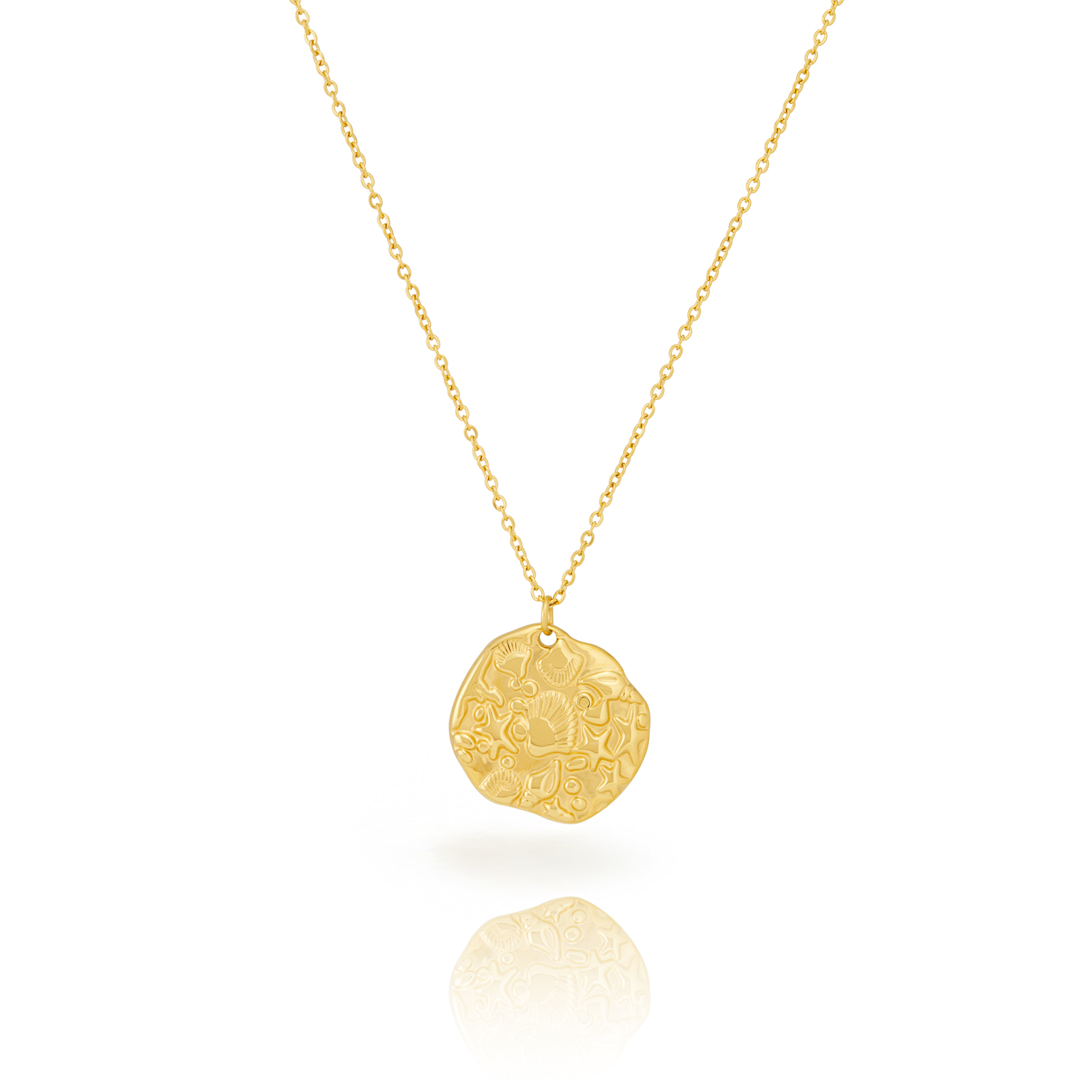 Colar dourado com pendente arredondado e textura em relevo