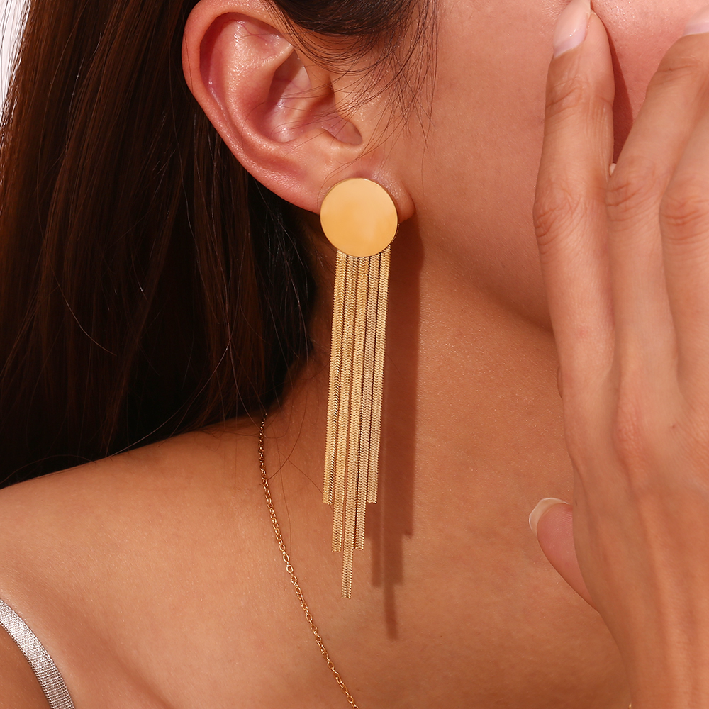 Brinco dourado longo com várias correntes penduradas