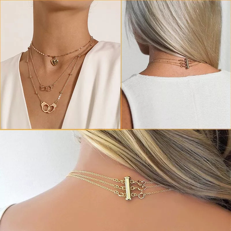 Conjunto de colares dourados finos com pendentes variados usados por mulher