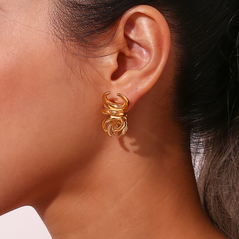 Brincos dourados em orelha feminina
