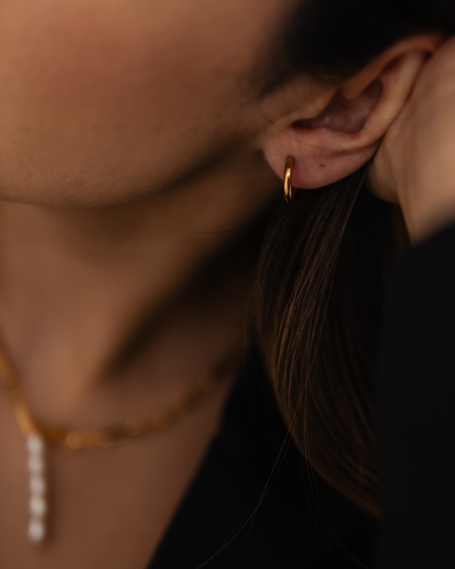 Brinco de argola dourada e colar com pérolas