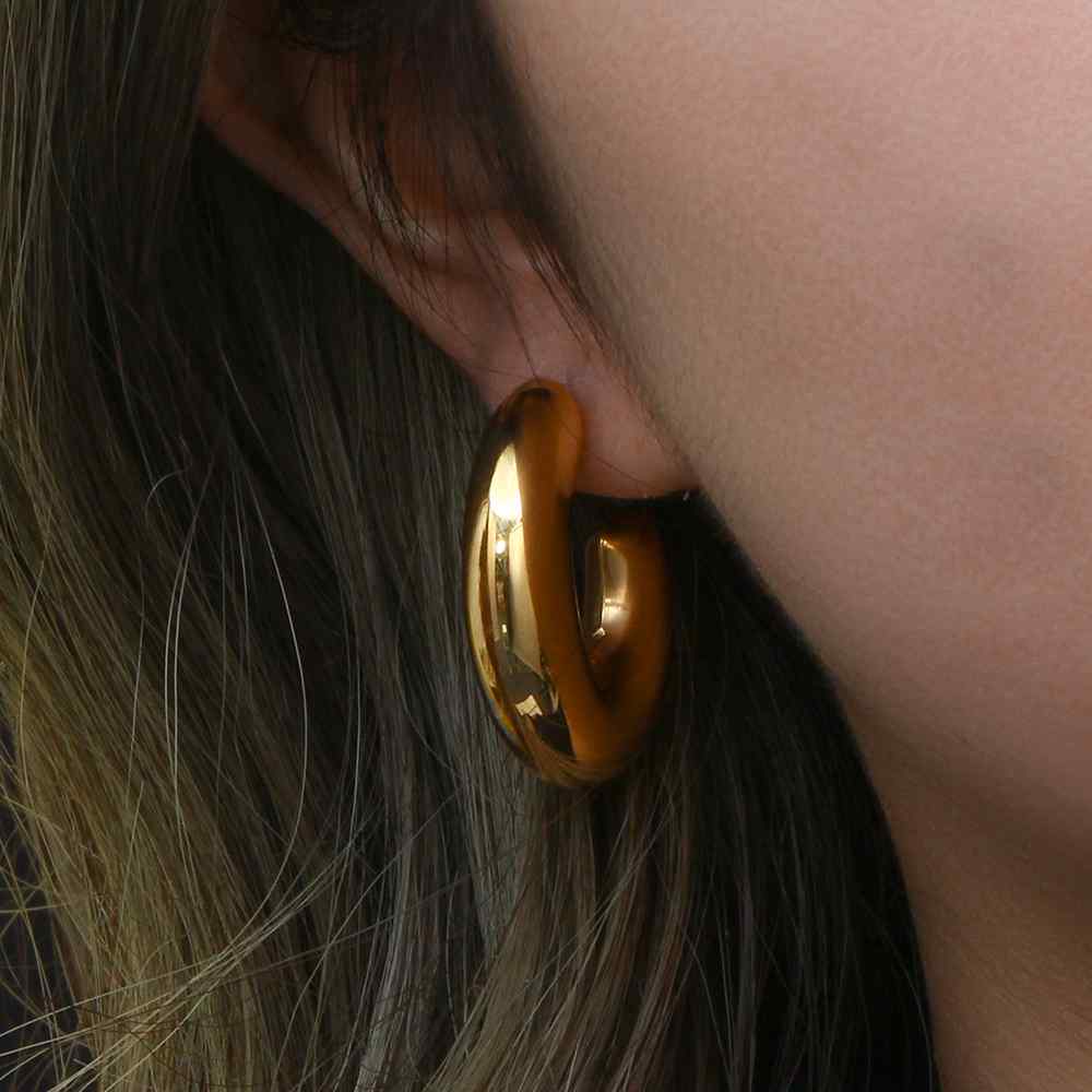 Brinco argola metálica dourada na orelha