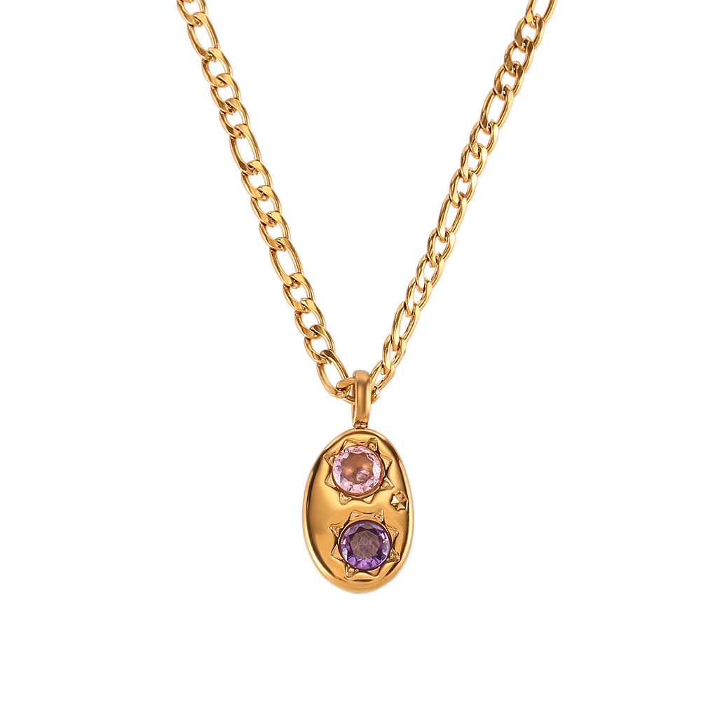Colar dourado com pendente oval e pedras rosa e roxa