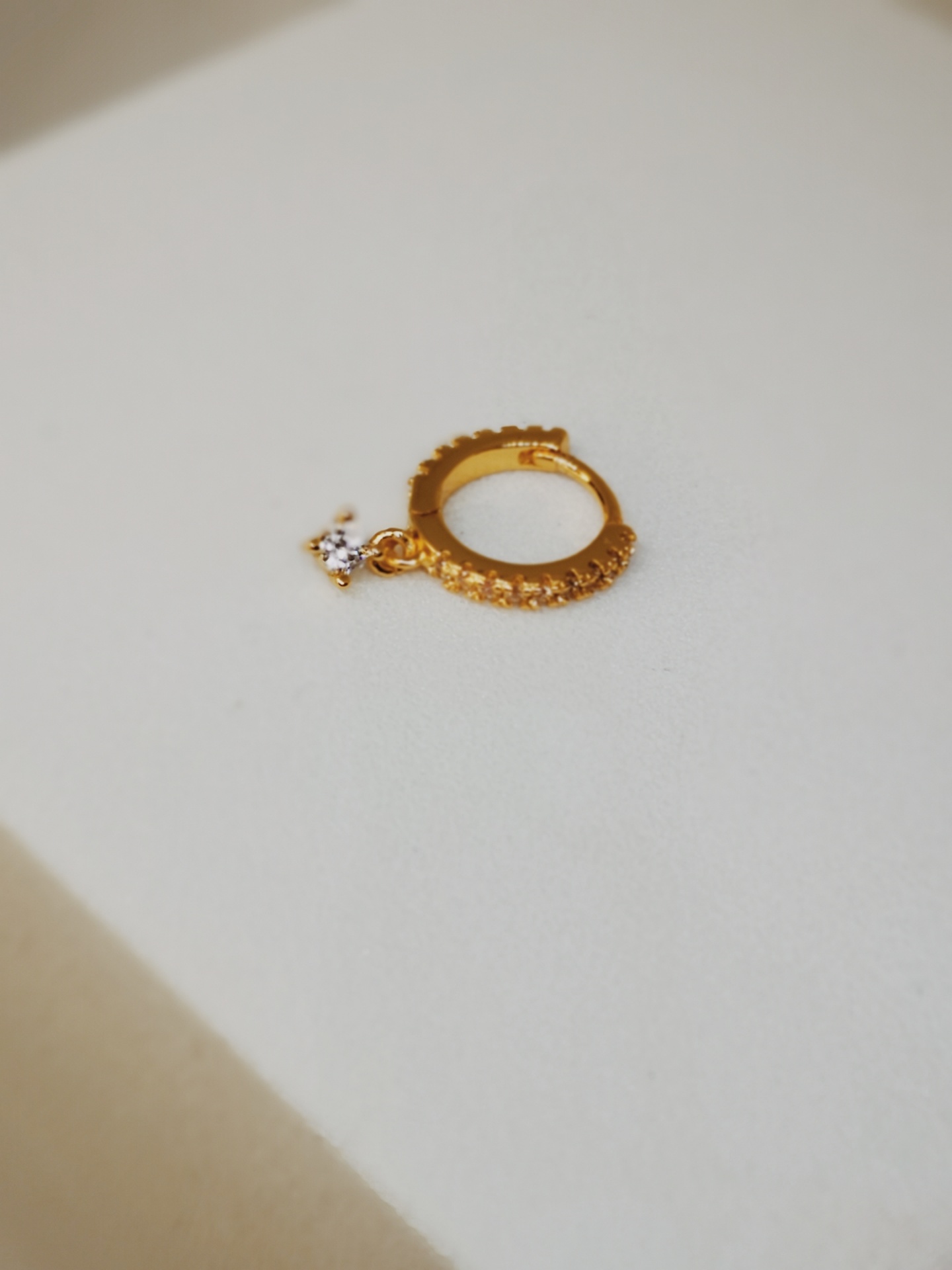 Anel dourado com pedras e pendente em forma de estrela