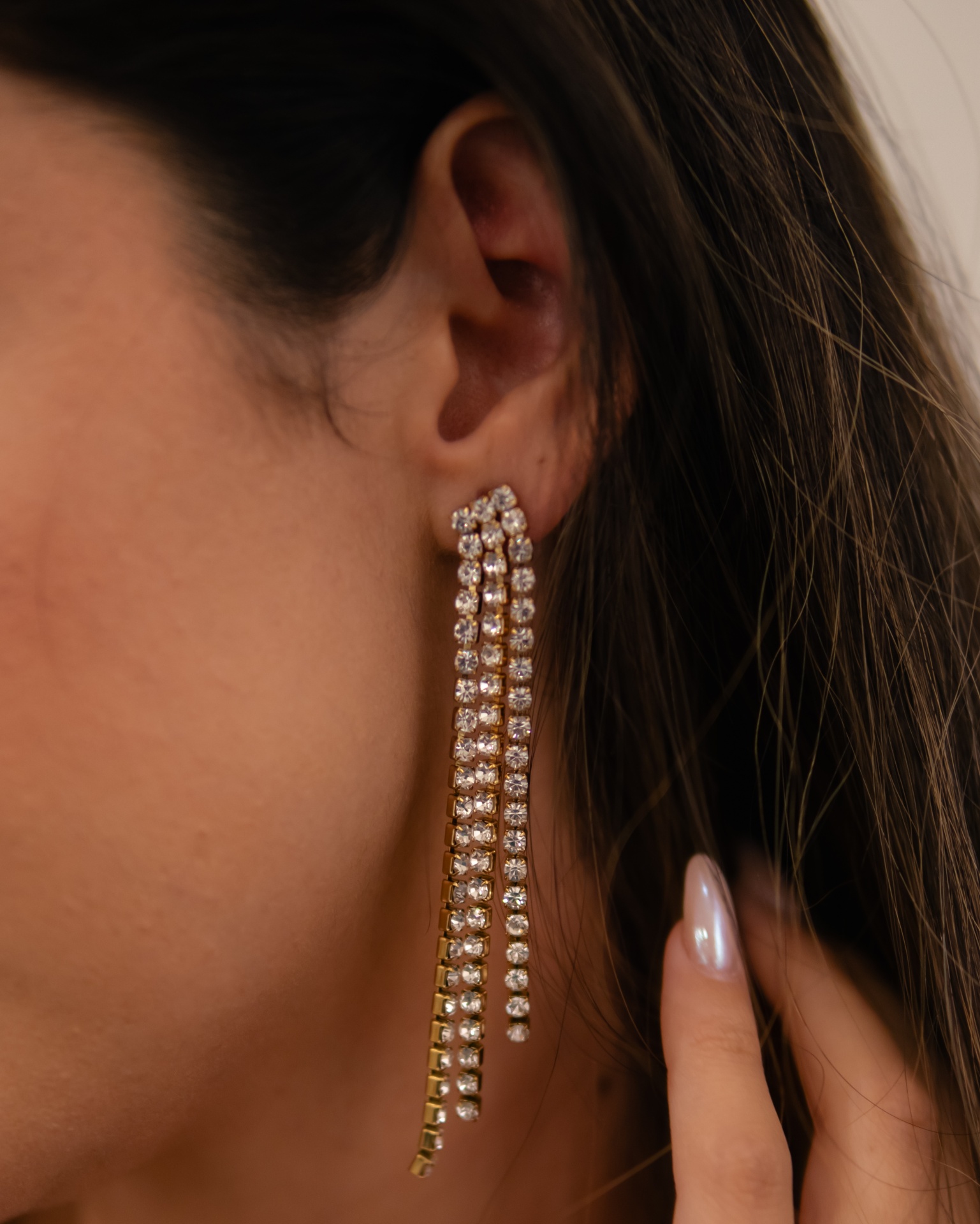 Brinco dourado longo com pedras brilhantes