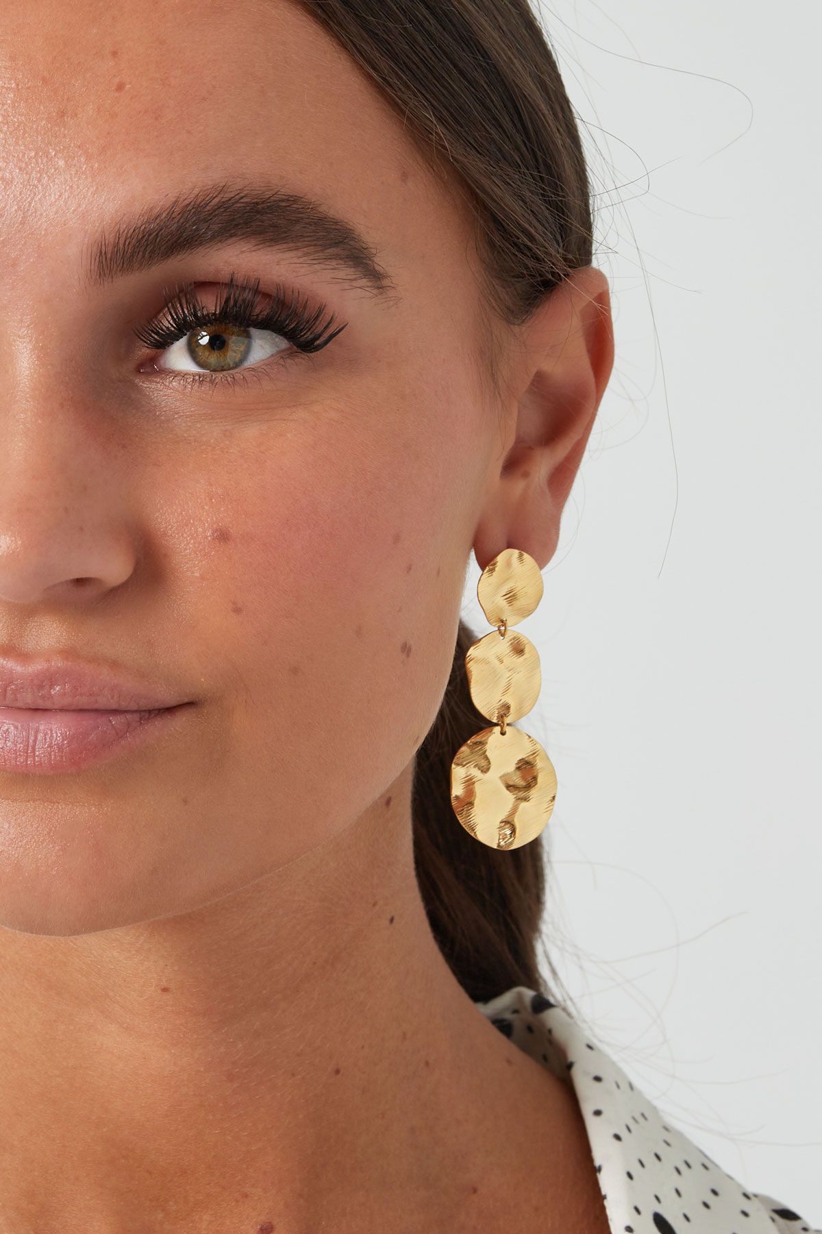 Brincos dourados texturizados com três discos verticais