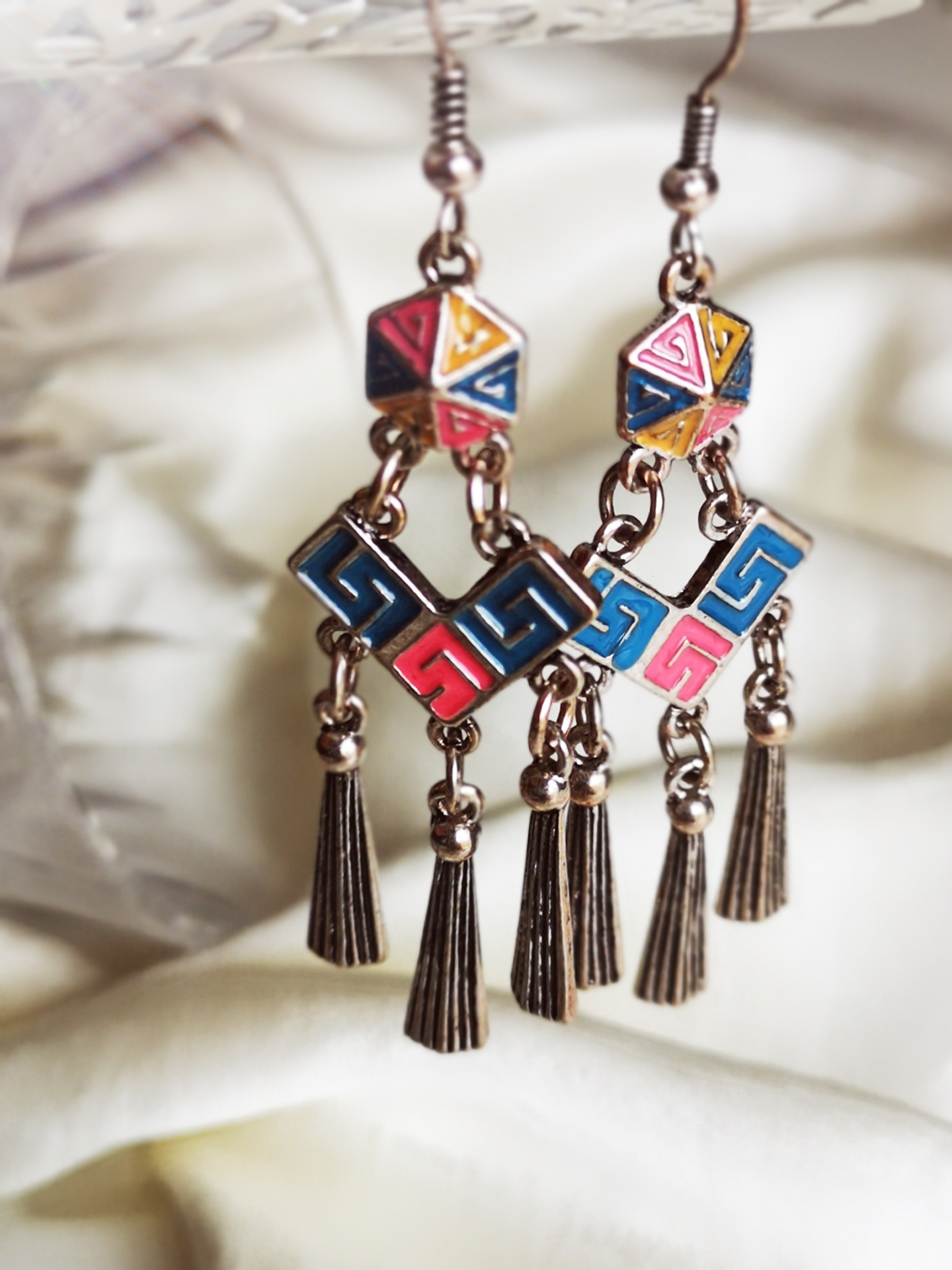 Brincos geométricos coloridos com pendentes metálicos