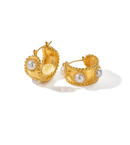 Brincos de argola dourados com pérolas sobre fundo branco