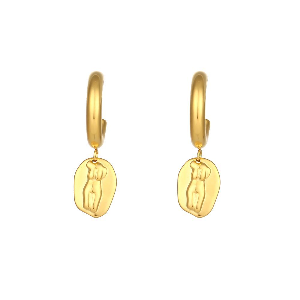 Brincos dourados com pendentes redondos e figuras humanas em relevo
