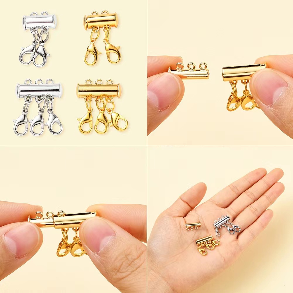 Fechos metálicos dourados e prateados para bijuteria em fundo claro e mãos.