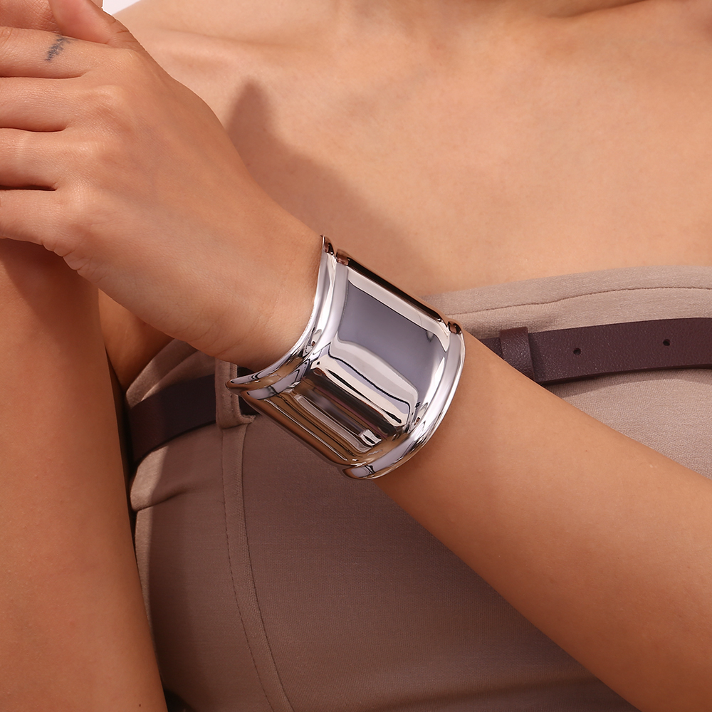 Bracelete prateado largo em pulso