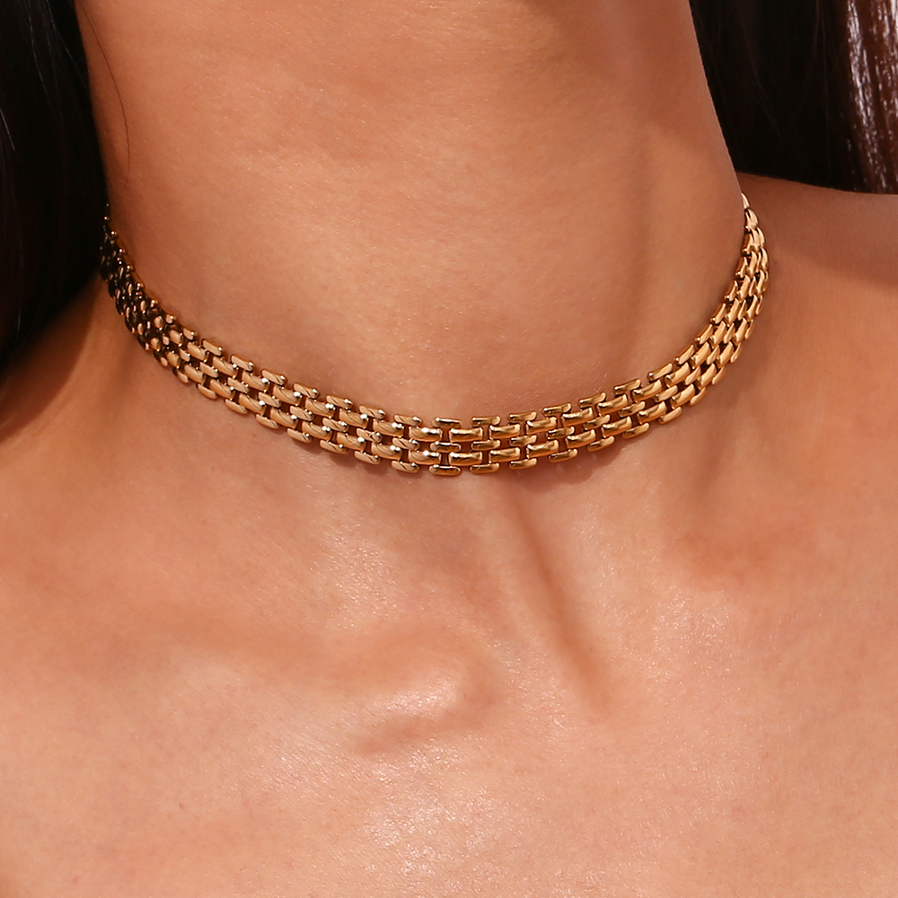 Colar choker dourado de malha entrelaçada no pescoço