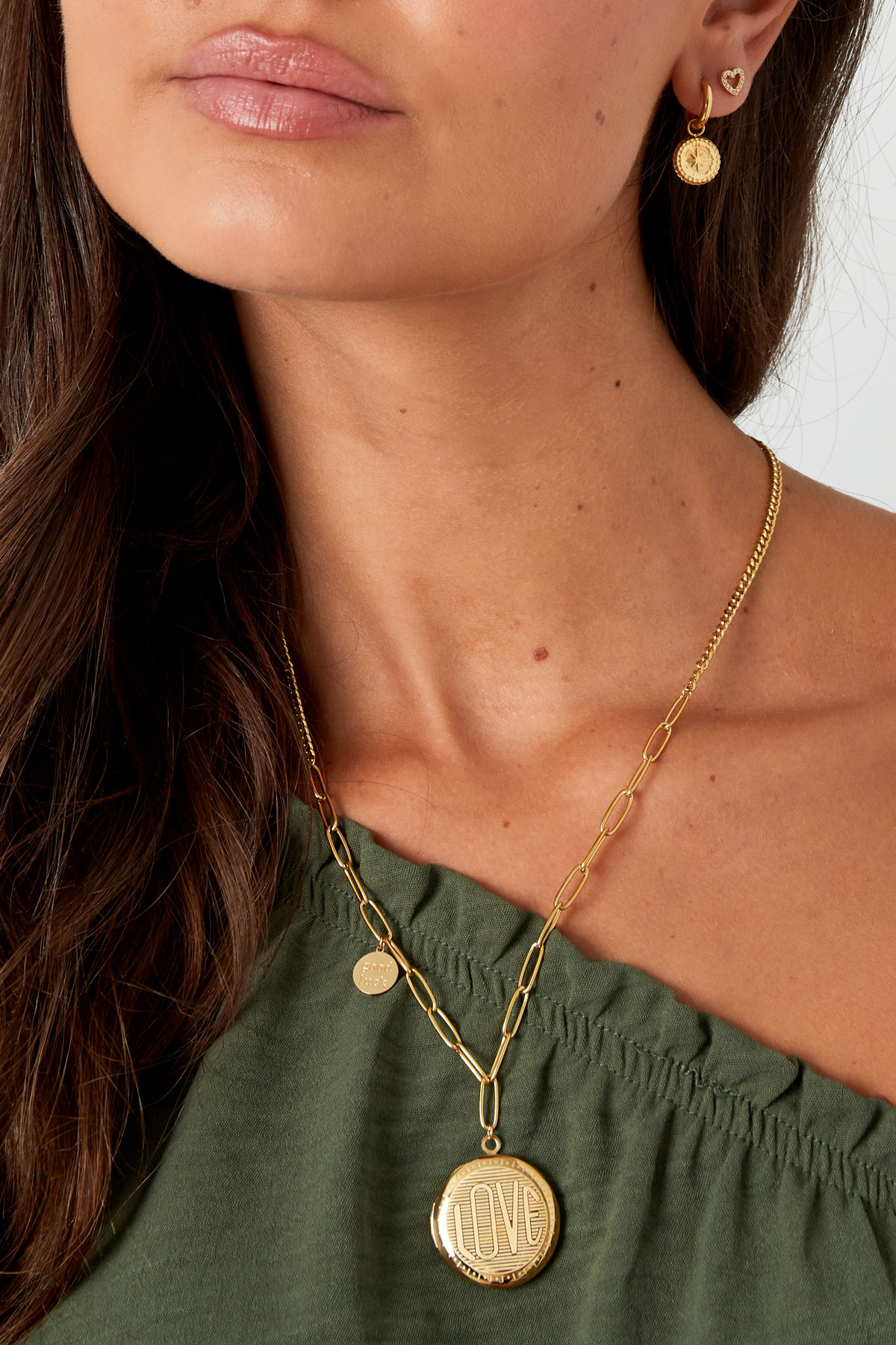 Colar dourado com pendente redondo 'LOVE' e brincos dourados