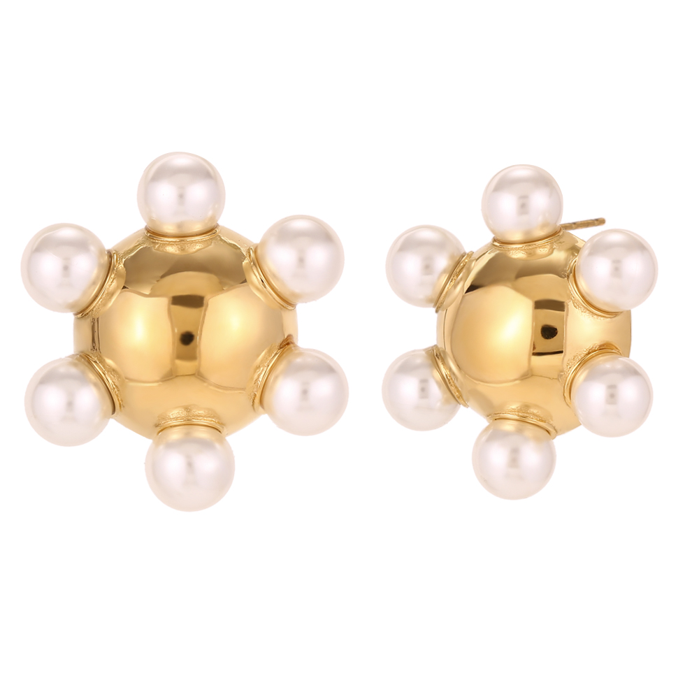 Brincos dourados com pérolas brancas em fundo branco