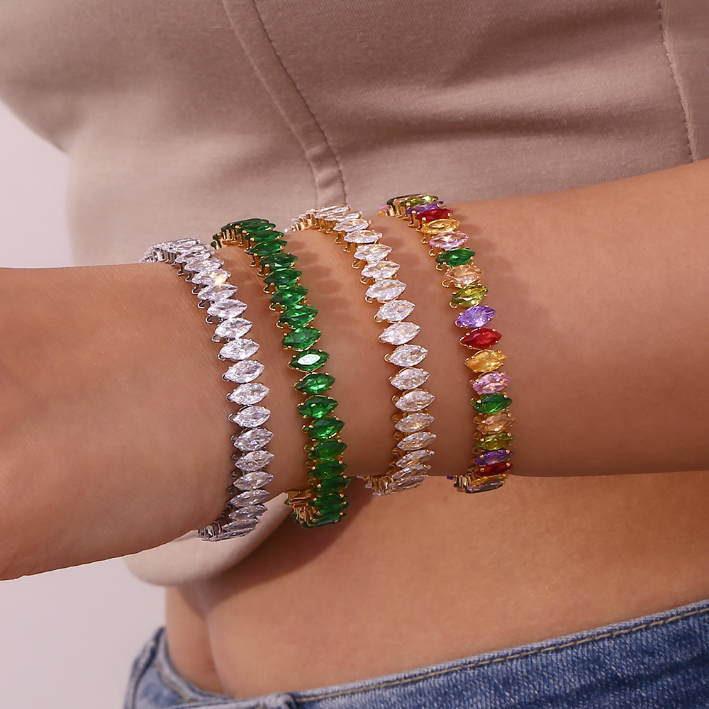Quatro pulseiras com pedras em formato de gota em diferentes cores, usadas no pulso