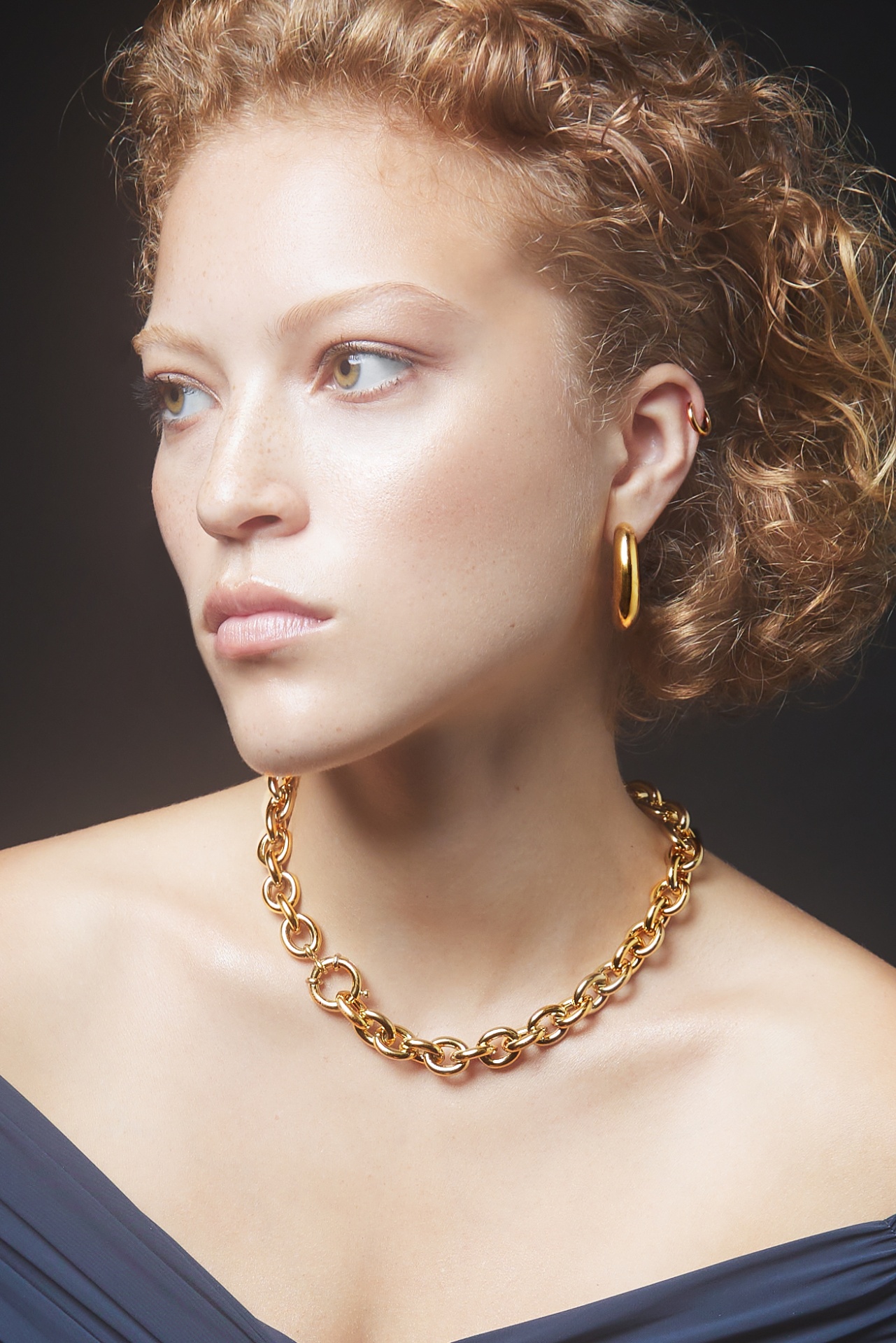 Colar e brincos dourados em corrente grossa