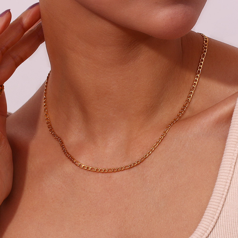 Colar dourado de corrente curta no pescoço