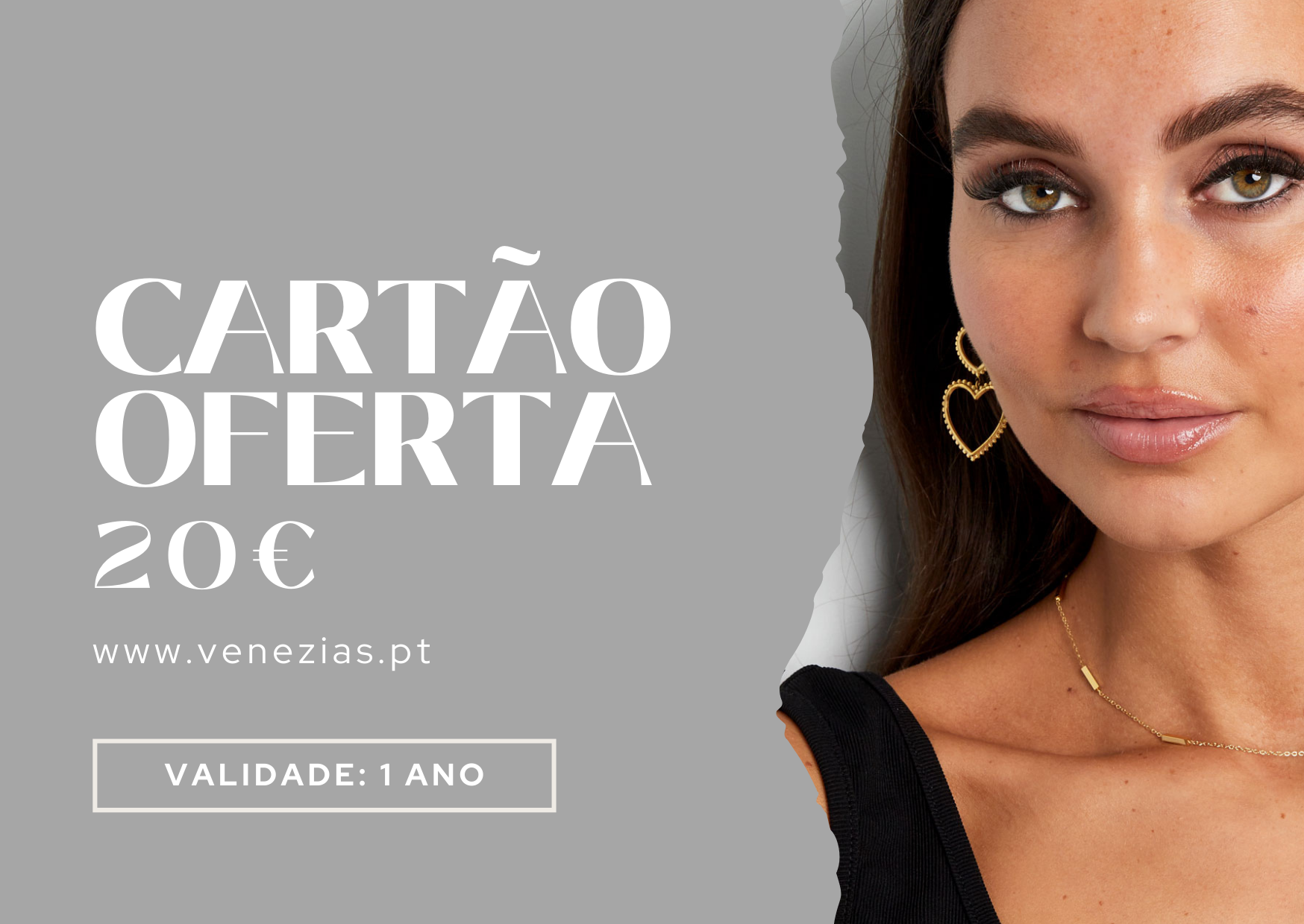 Cartão oferta 20€ com mulher usando brincos e colar dourados e vestido preto