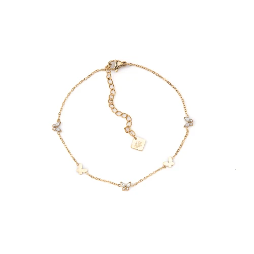 Pulseira dourada com pendentes de borboletas brancas em fundo branco