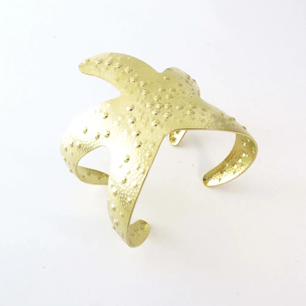 Pulseira dourada com forma de estrela-do-mar