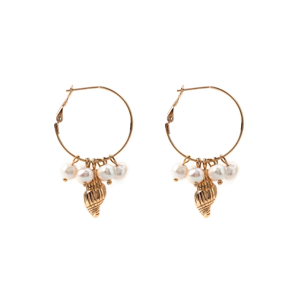 Brincos de argola dourados com pendentes de concha e pérolas