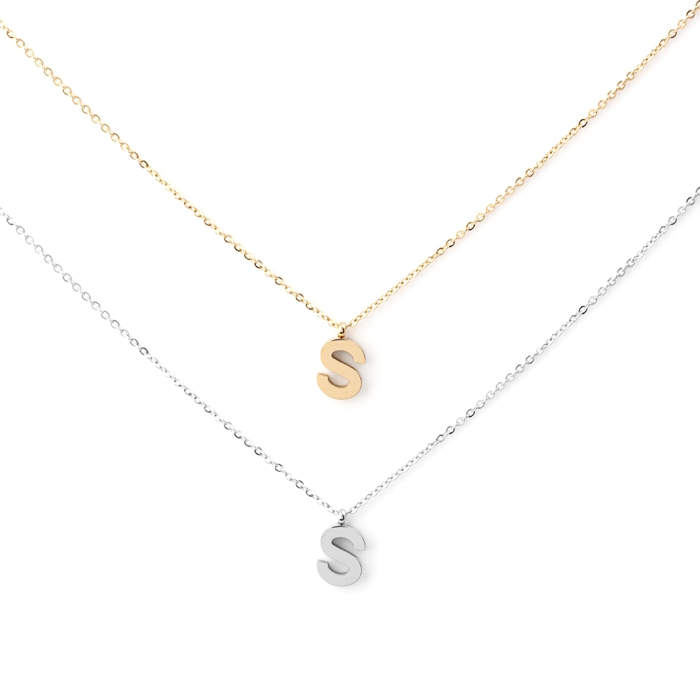 Dois colares com pingentes em forma da letra 'S' dourado e prateado