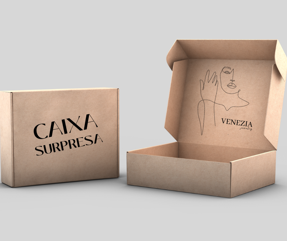 Duas caixas de cartão castanho claro, uma fechada com texto, outra aberta com ilustração e texto interno.