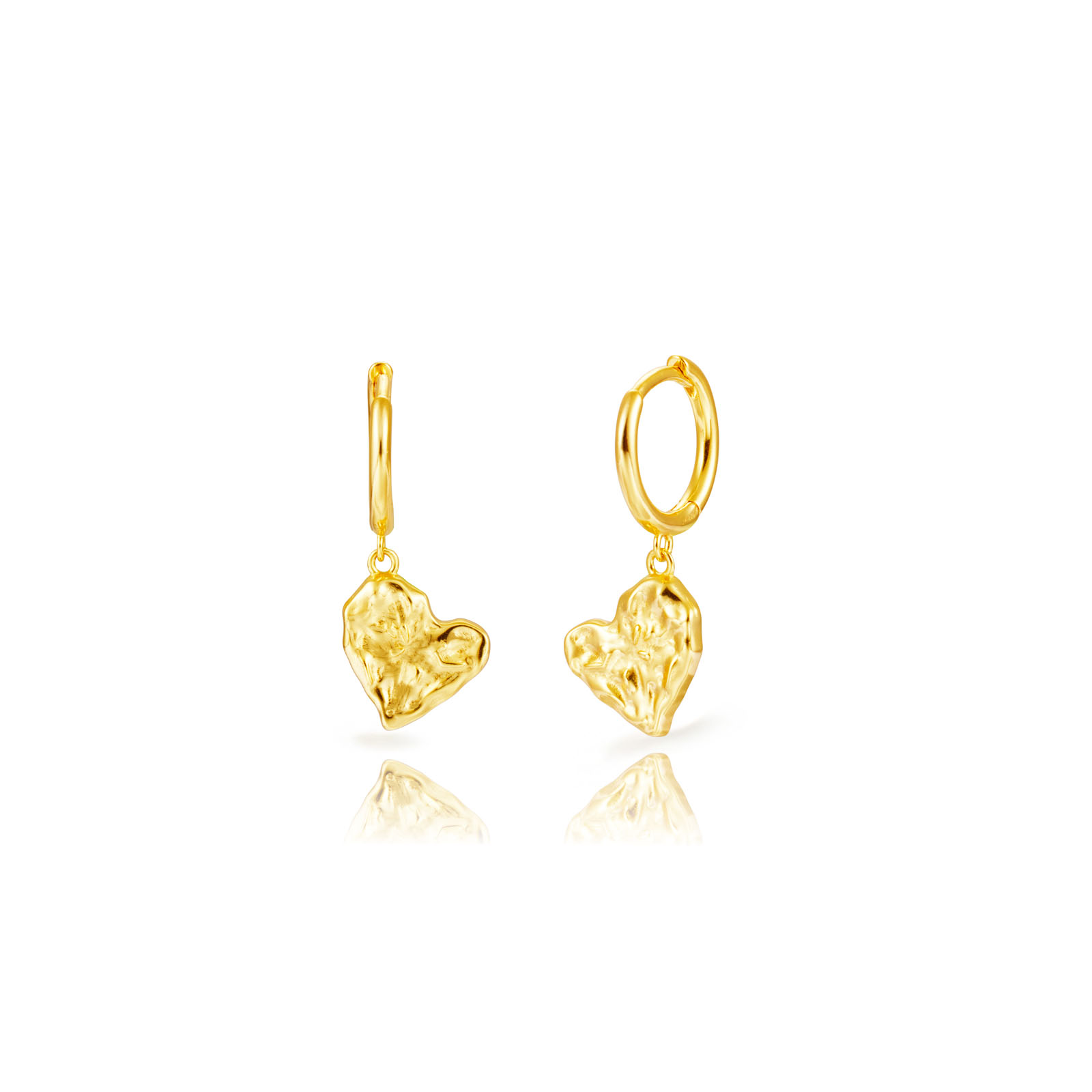 Brincos dourados com pendentes de coração texturizados
