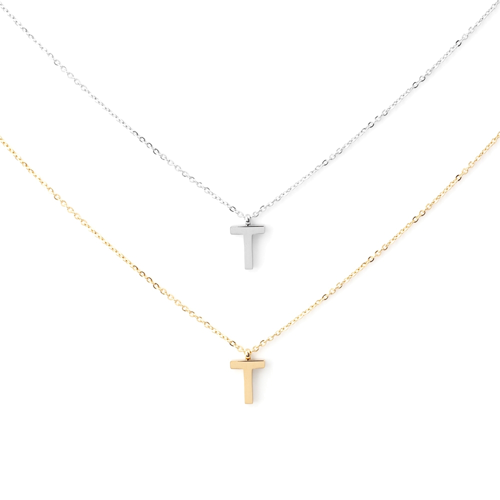 Dois colares com pendente em forma de letra T, um prateado e outro dourado