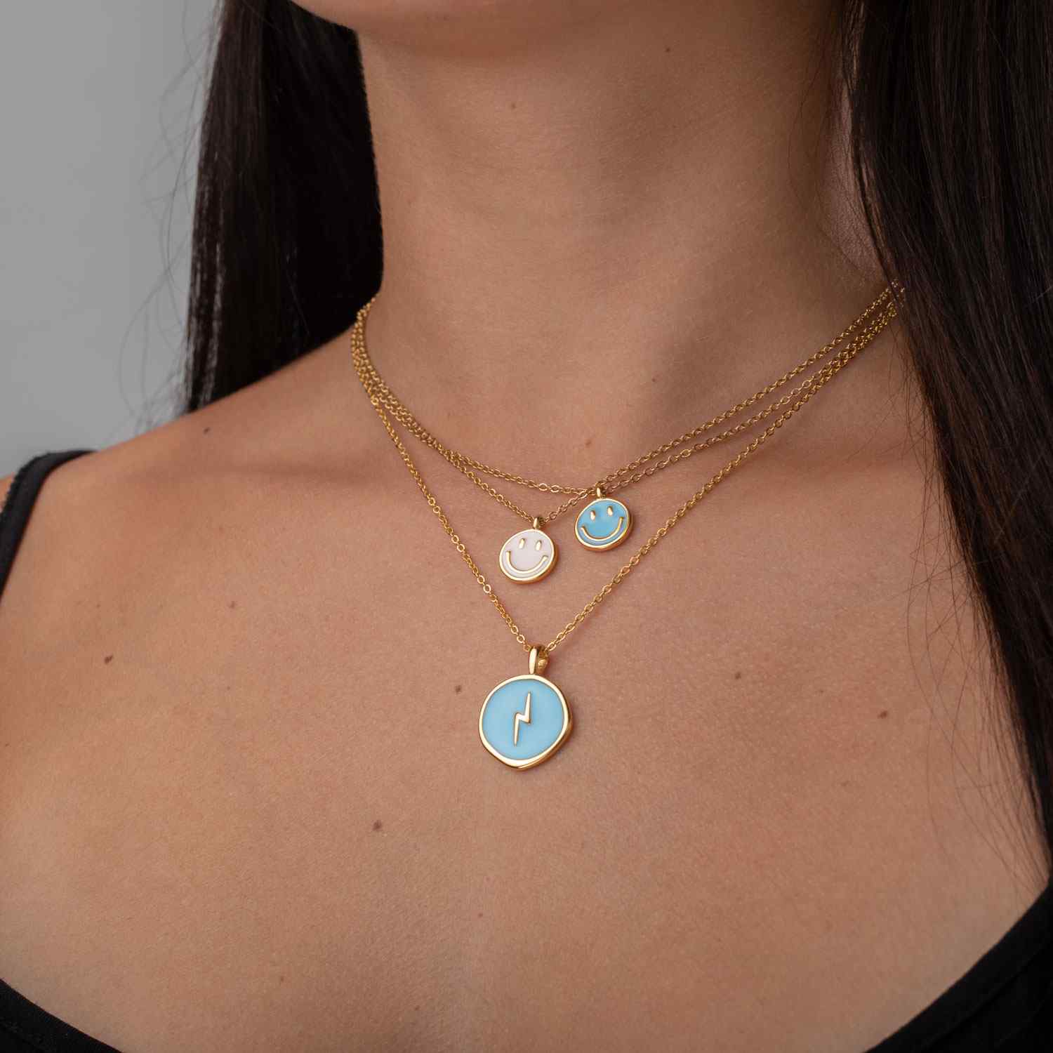 Colar triplo com pendentes redondos esmaltados com rostos e símbolo musical