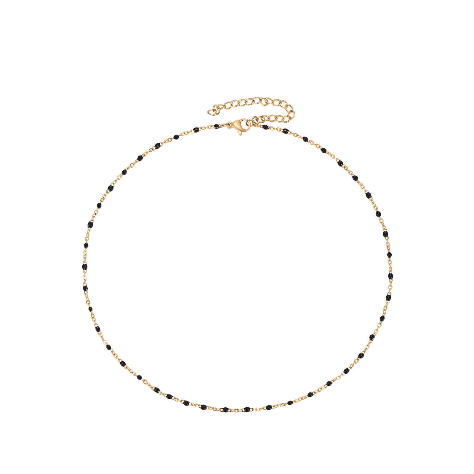 Colar dourado com pequenas contas pretas em fundo branco