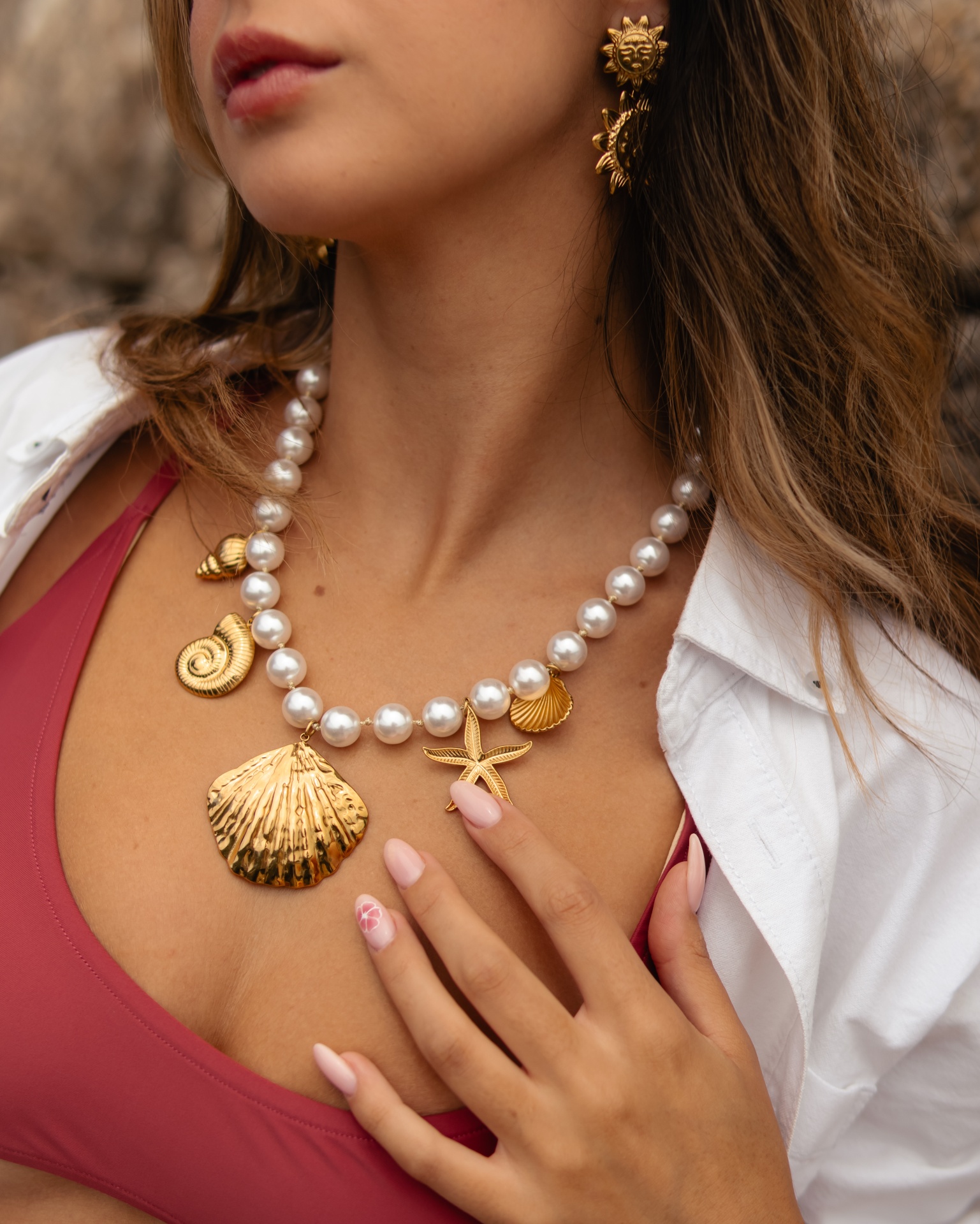 Colar de pérolas com pendentes dourados de conchas e estrela-do-mar
