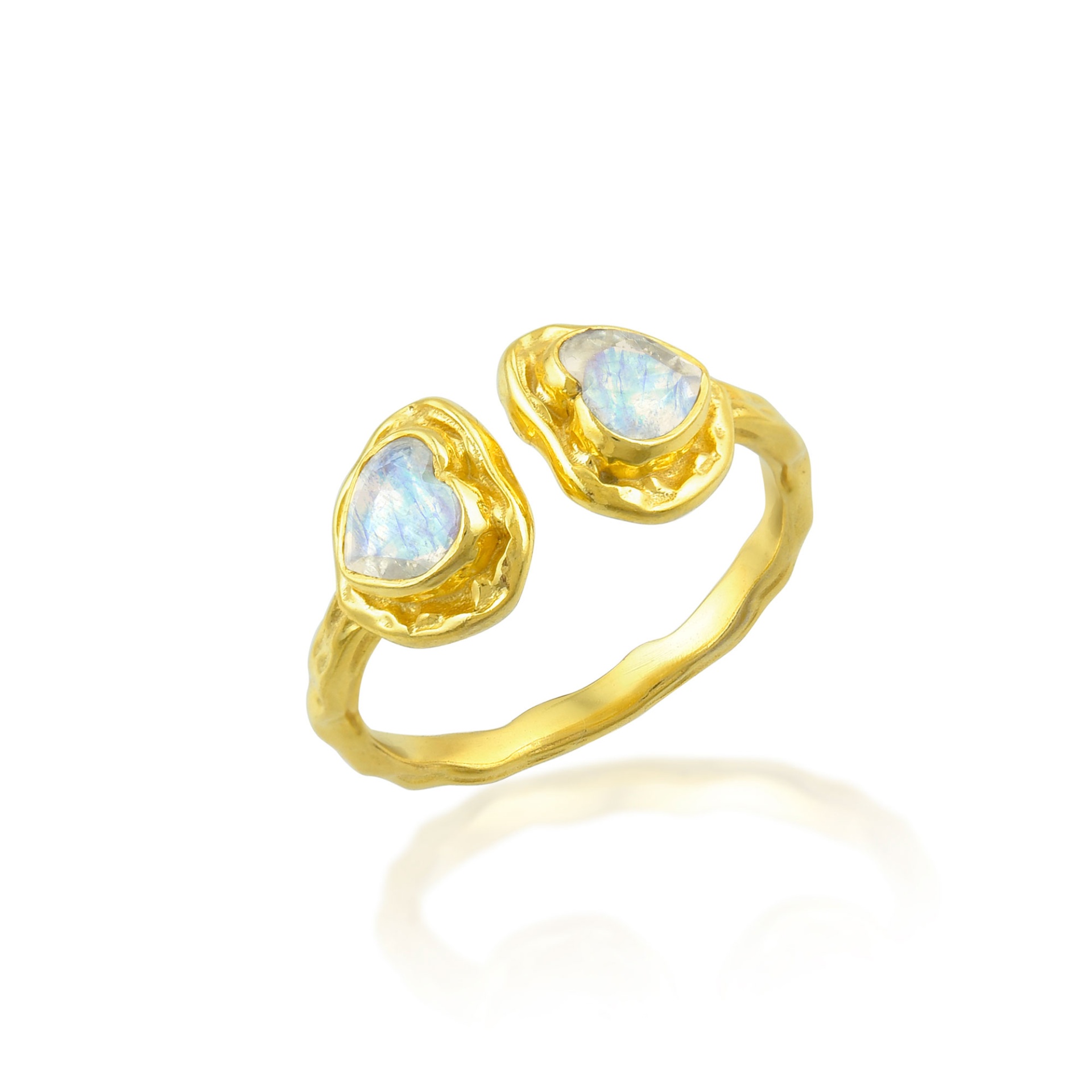 Anel dourado com duas pedras em forma de coração