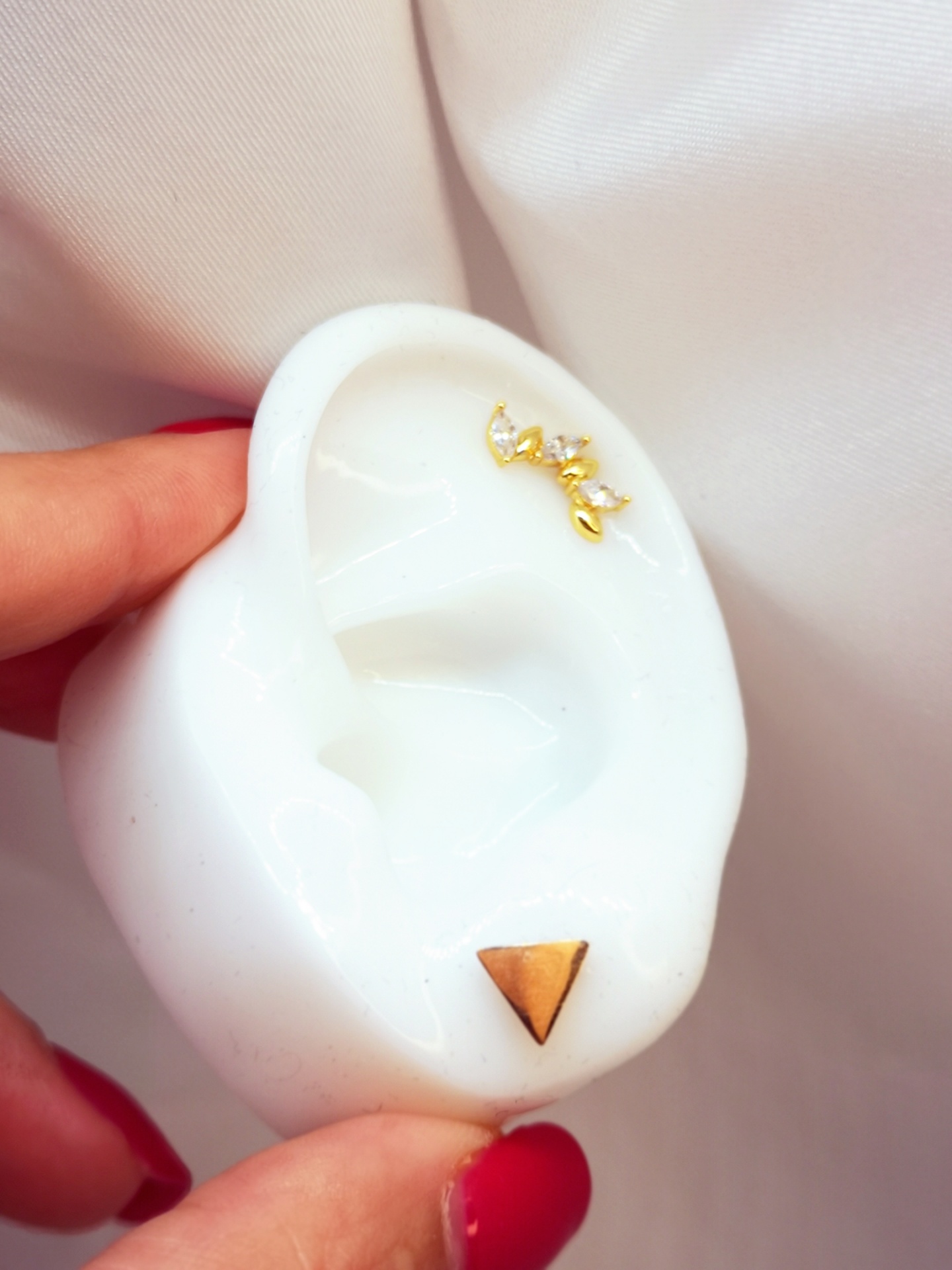 modelo de orelha branca com brincos dourados