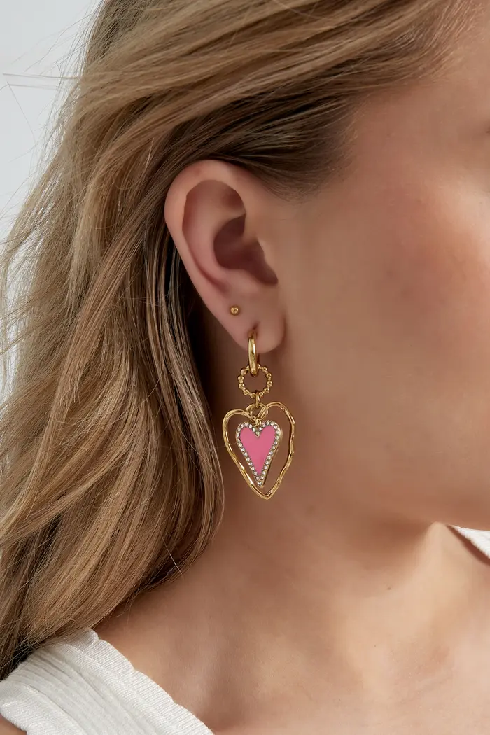 Brincos dourados em forma de coração com centro rosa