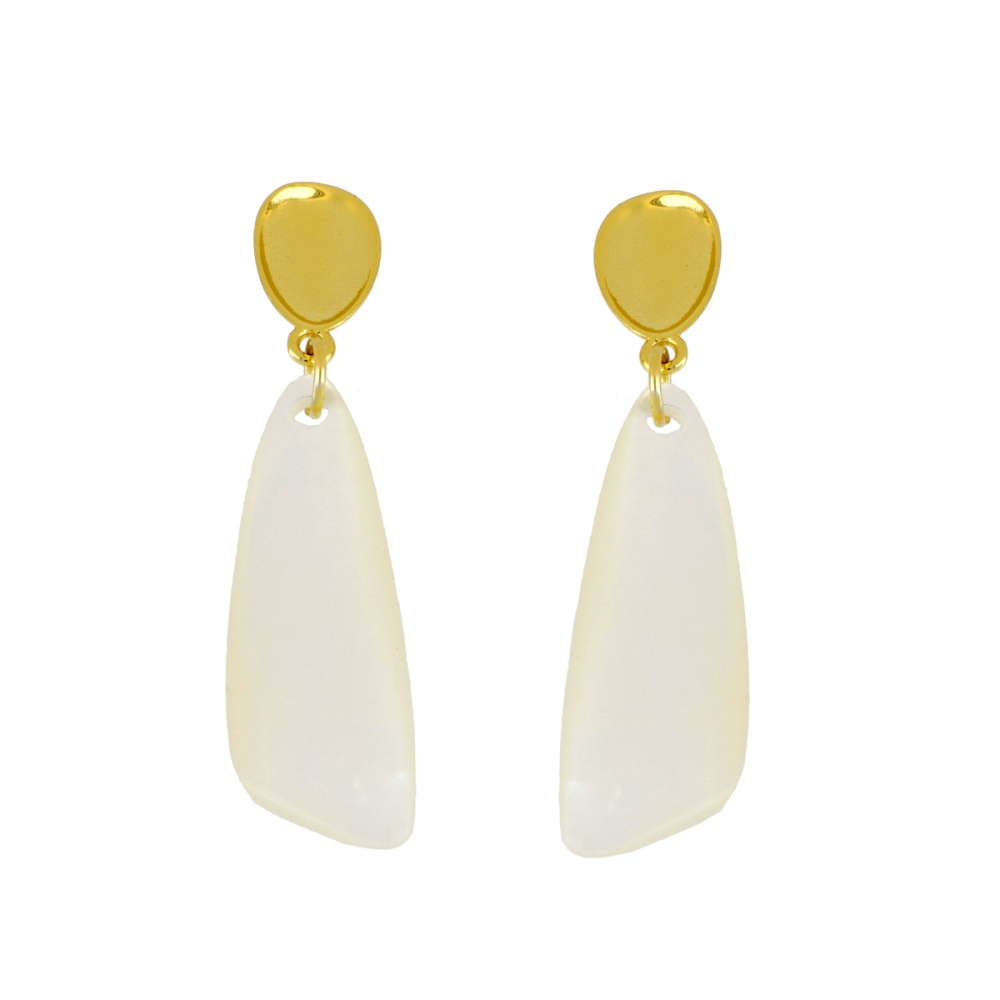 Brincos dourados com pendente branco assimétrico