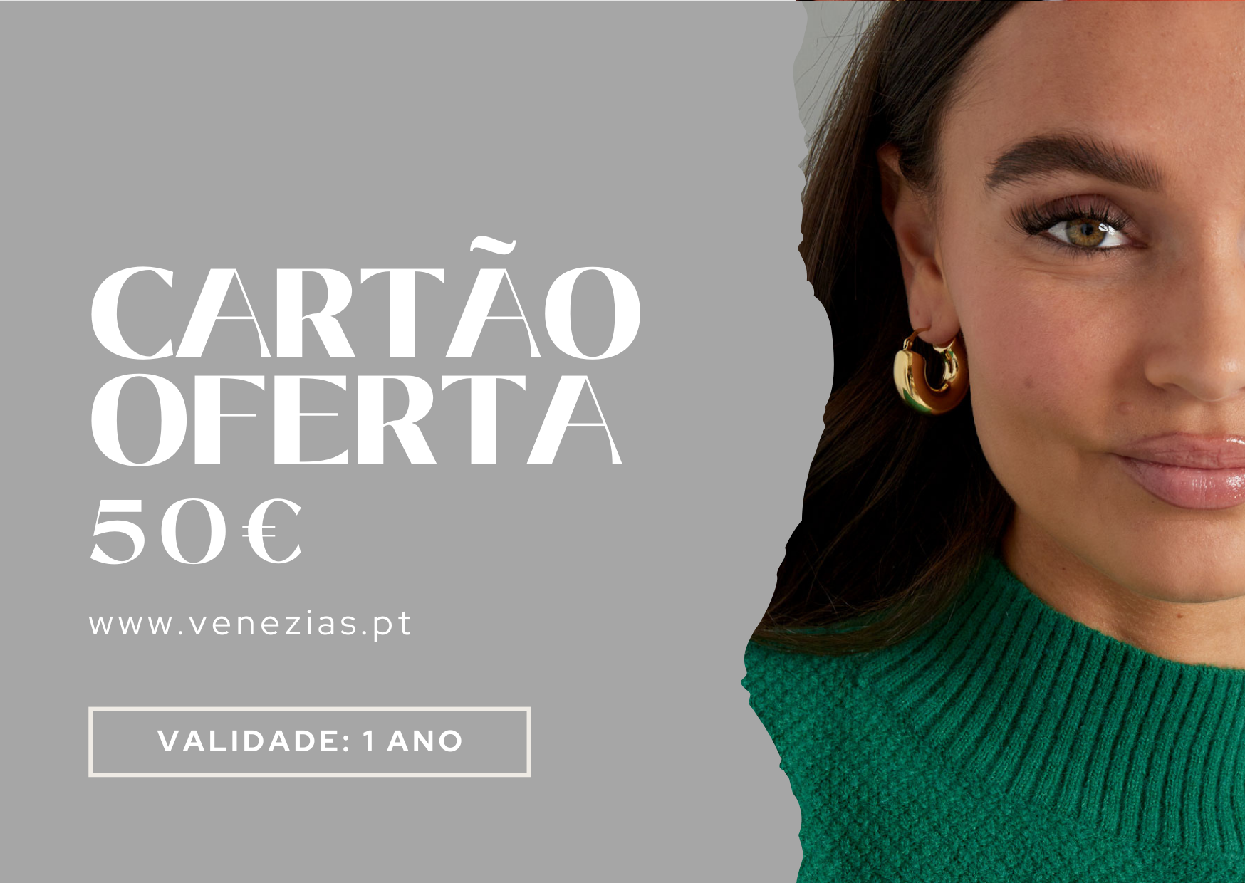 Cartão oferta 50€ com validade de 1 ano e mulher com brincos dourados e suéter verde