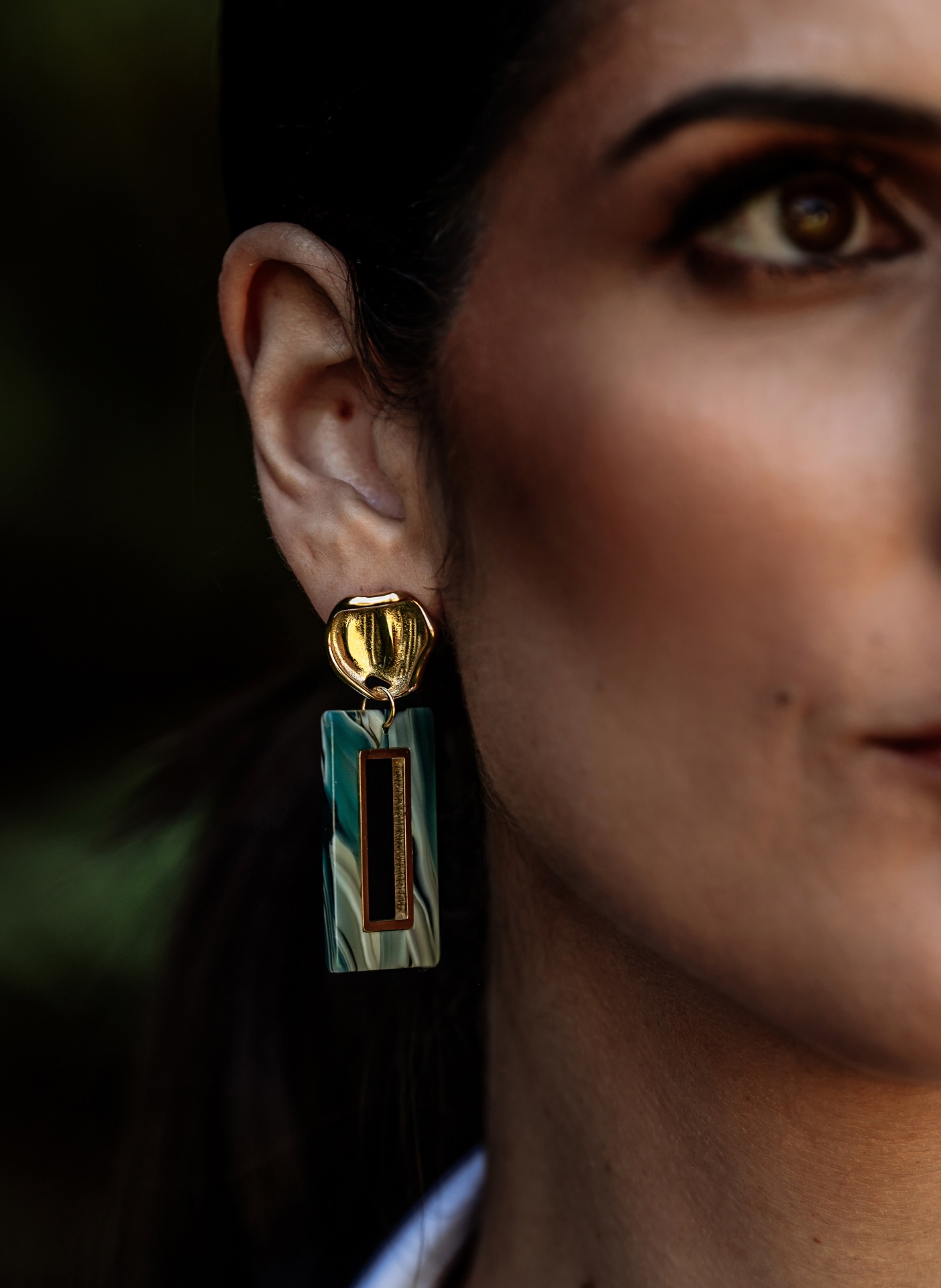 Brinco pendente dourado e verde-azulado com padrão marmorizado