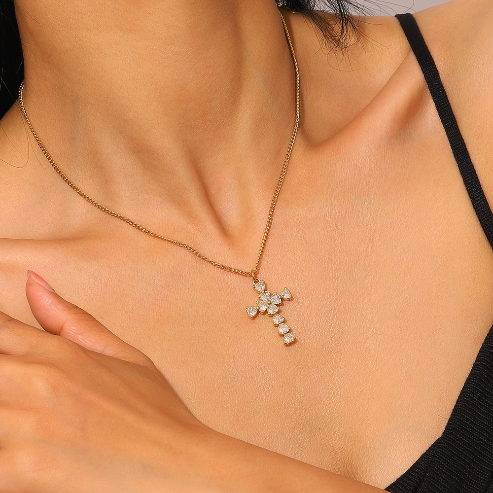 Colar dourado com pendente em cruz com pedras brilhantes